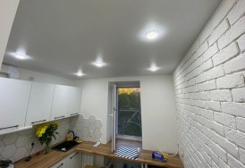 Матовые натяжные потолки на кухню с лампами